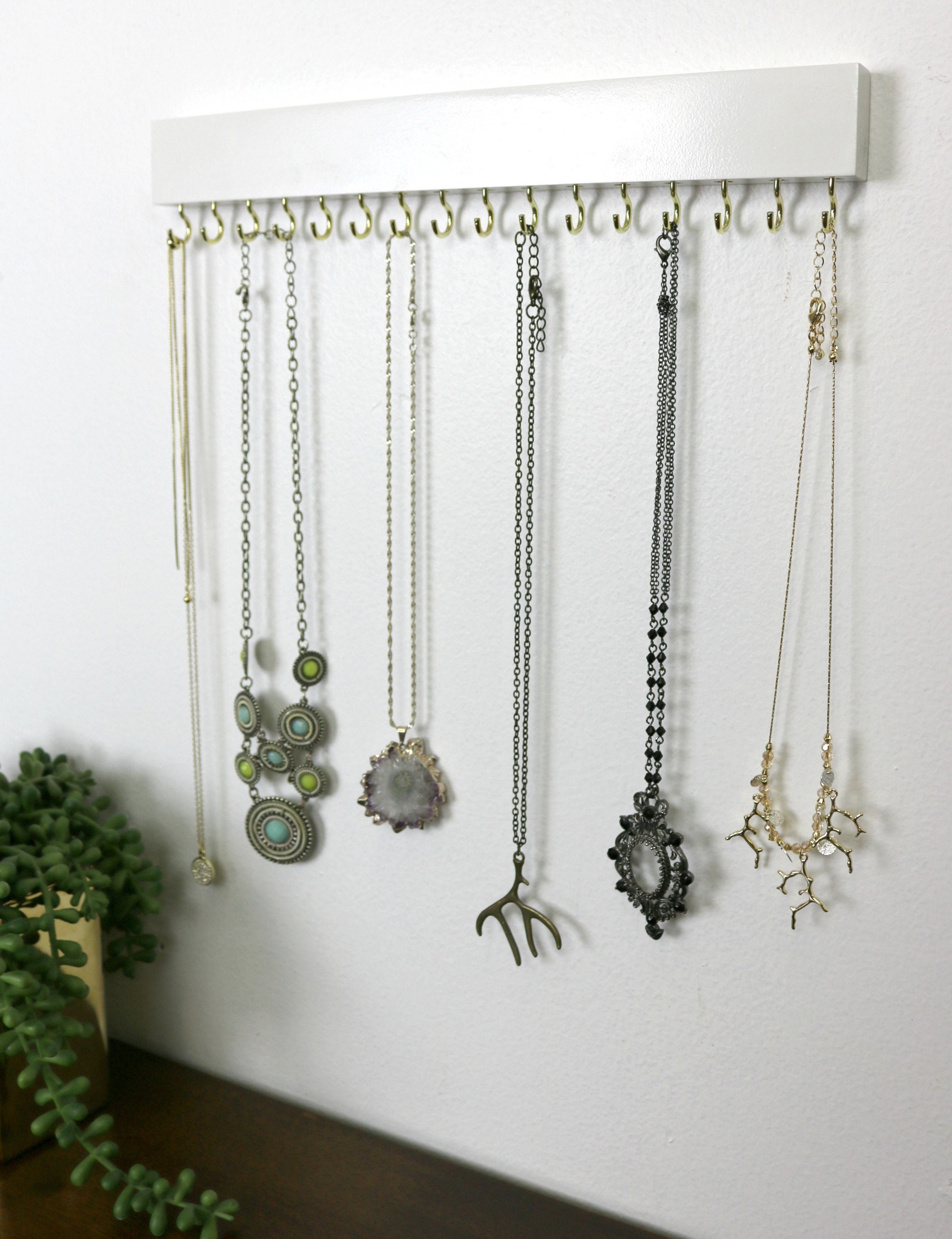 Spiretro Organizador de joyas blanco, soporte para joyas de montaje en  pared con estante de ganchos y barra extraíble para colgar aretes,  collares