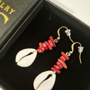 Orecchini di corallo rosso, orecchini di conchiglie di ciprea con scaglie di corallo rosso, gioielli da spiaggia, regalo per gli amanti della spiaggia