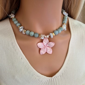 Natürliche Aquamarin-Halskette mit großem Blumenanhänger und Keshi-Perlen, Perlen-Edelstein-Halsband, florale Statement-Halskette für Frauen, Geschenk für sie