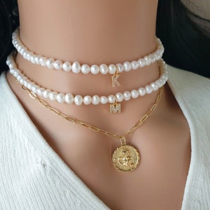 Colar inicial de pérolas de água doce, colar de pérolas delicado para mulheres, presentes personalizados, colar de pérolas reais com pingente inicial, presente para a mãe
