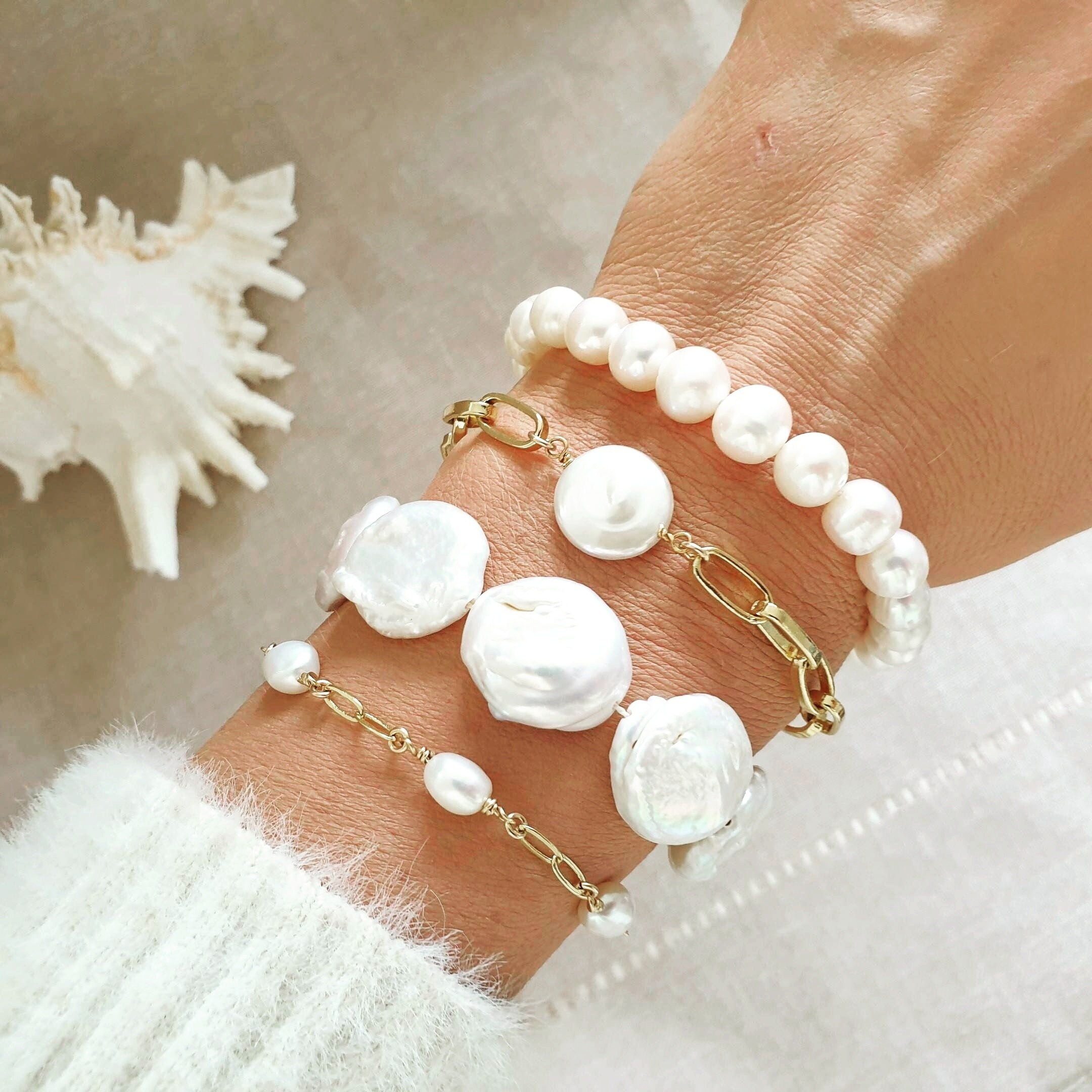 ■VINTAGE HOLLYWOOD■ Baroque Pearl Matte Bracelet VH239OBR0 Oversized Baroque Pearl Matte Gold Toggle Bracelet | Ornate