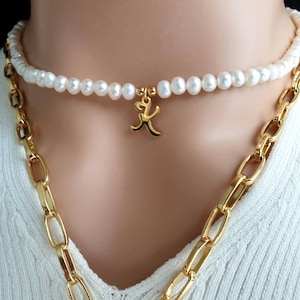 Collar de gargantilla de perlas personalizado con colgante inicial de oro, collar colgante de letras personalizadas, collar de perlas reales, joyería de perlas