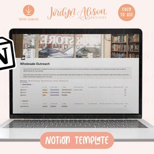 Op de afbeelding: Een laptopscherm dat een Notion-sjabloon weergeeft met de titel "Wholesale Outreach". Het sjabloon bevat een tabel met kolommen voor "Winkelnaam", "Winkeltype", "Zoeken", "Notities" en "Follow Up". Het Notion-logo bevindt zich in de linkerbovenhoek van het scherm.