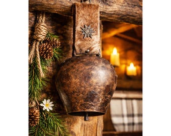 Rustikale Kuhglocke mit Fellband & Edelweiß – Alpen Deko im Berghütten Stil – Vintage Metallglocke – Wanddeko Landhaus Chalet