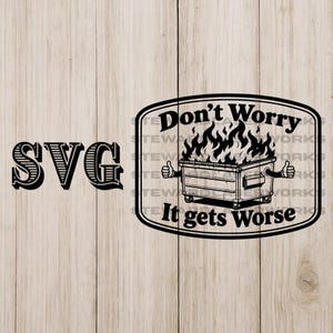 Puede incluir: Un diseño gráfico negro que muestra un contenedor de basura en llamas con dos brazos haciendo un gesto de pulgar hacia arriba. El texto dice Don't Worry It gets Worse. A la izquierda, las letras SVG aparecen en una fuente serif negrita.
