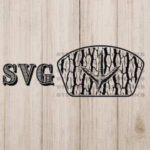 Puede incluir: Diseño SVG en blanco y negro con la palabra "SVG" en una fuente decorativa. Una huella de pata de pájaro estilizada está dentro de un marco en forma de escudo con una textura de vetas de madera. El fondo es de madera clara.