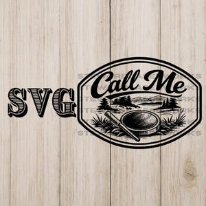 Könnte beinhalten: Schwarz-weißes SVG-Design mit dem Text "SVG" links und "Call Me" in einem ovalen Rahmen. Der Rahmen zeigt eine Seelandschaft mit Lupe und Gras.