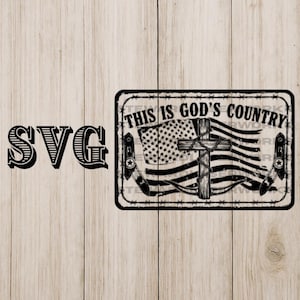 Op de afbeelding: Zwart-wit SVG-ontwerp met de tekst "SVG" aan de linkerkant. De rechterkant toont een rechthoekige afbeelding met de tekst "THIS IS GOD'S COUNTRY" en een Amerikaanse vlag met een kruis.