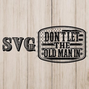 Könnte beinhalten: Schwarzes SVG-Design mit dem Text "DON'T LET THE OLD MAN IN" in einem rechteckigen Rahmen mit amerikanischem Flaggenmuster. Das Wort "SVG" befindet sich links, vor einem hellen Holzmaserungshintergrund.