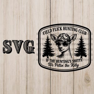 Könnte beinhalten: Schwarz-weißes SVG-Design mit einem Hirsch mit Sonnenbrille und Camouflage-Hut, mit dem Text "FIELD FLICK HUNTING CLUB" und "IF THE HUNTING'S SHITTY We Pettin' the Kitty". Das Wort "SVG" ist ebenfalls enthalten.