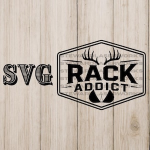 Peut inclure: Un motif graphique noir comprenant le texte SVG à gauche et un emblème hexagonal à droite. L'emblème contient le texte RACK ADDICT, une paire de bois de cerf en haut et une forme stylisée ressemblant à un haut de bikini en bas.