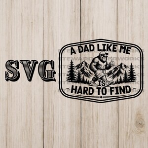 Peut inclure: Un motif graphique noir représentant un Bigfoot portant une casquette et des lunettes de soleil, tenant une tasse marquée #1 DAD. Le texte indique A DAD LIKE ME IS HARD TO FIND, encadré par des montagnes et des sapins, avec SVG à gauche.