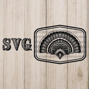 Può includere: Design SVG in bianco e nero con un ventaglio di coda di tacchino all'interno di un bordo incorniciato. La parola "SVG" è visualizzata in un carattere decorativo a sinistra dell'illustrazione del tacchino. Lo sfondo è un legno chiaro.