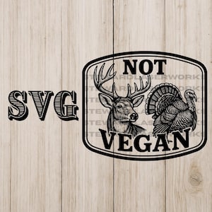 Puede incluir: Diseño SVG en blanco y negro con un ciervo y un pavo dentro de un marco ovalado negro con las palabras "NOT VEGAN". La palabra "SVG" está en el lado izquierdo de la imagen. El fondo es de vetas de madera clara.