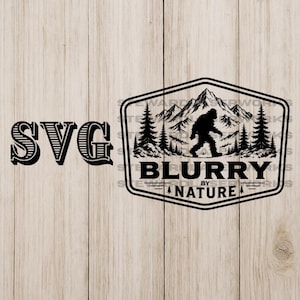 Puede incluir: Diseño SVG en blanco y negro con una silueta de Bigfoot caminando frente a una cordillera y pinos. El texto "BLURRY by NATURE" está debajo, con la palabra "SVG" a la izquierda.