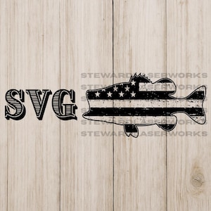 Op de afbeelding: Zwart-wit SVG-afbeelding van een vis met het ontwerp van de Amerikaanse vlag. De vis heeft een distressed look met sterren en strepen. Het woord "SVG" staat links van de vis in een vet, decoratief lettertype.