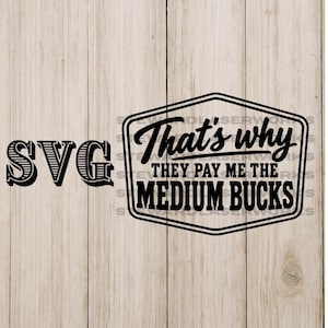 Può includere: Un design grafico digitale nero che presenta il testo SVG a sinistra e un badge esagonale a destra. Il badge contiene il testo That's why THEY PAY ME THE MEDIUM BUCKS in un mix di caratteri corsivi e in grassetto con un doppio bordo.