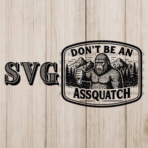 Puede incluir: Diseño SVG en blanco y negro con el texto "SVG" y un gráfico de Bigfoot con las palabras "DON'T BE AN ASSQUATCH". La ilustración de Bigfoot muestra un paisaje montañoso y un gesto de pulgar hacia abajo.