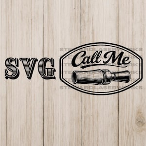 Puede incluir: Diseño SVG en blanco y negro con el texto "SVG" en una fuente audaz y rayada. A la derecha, un marco ovalado contiene las palabras "Call Me" sobre una ilustración detallada de un reclamo de pato. El fondo es de vetas de madera clara.
