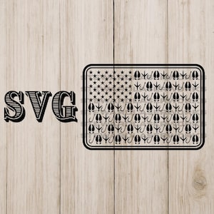 Può includere: Design SVG in bianco e nero con una grafica rettangolare con un design a bandiera americana e ami da pesca. La parola "SVG" è visualizzata in un carattere decorativo e in grassetto. Lo sfondo è una venatura del legno chiaro.