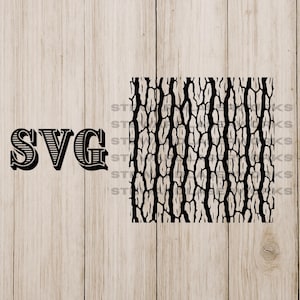 Puede incluir: Diseño SVG en blanco y negro con un patrón de vetas de madera. La palabra "SVG" está en una fuente decorativa y en negrita. El fondo es una textura de madera clara.
