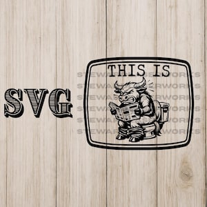 Könnte beinhalten: Schwarz-weiß SVG-Design mit einem Bullen auf einer Toilette, der eine Zeitung liest, mit dem Text "THIS IS" in einem rechteckigen Rahmen. Das Wort "SVG" befindet sich links.