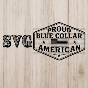 Può includere: Design SVG in bianco e nero con la parola "SVG" e un emblema esagonale. L'emblema mostra "PROUD BLUE COLLAR AMERICAN" con una bandiera americana. Su sfondo di legno.