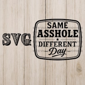 Peut inclure: Design SVG noir et blanc avec le texte "SAME ASSHOLE DIFFERENT Day" à l'intérieur d'un rectangle arrondi. Le mot "SVG" est à gauche. Le design est sur un fond de grain de bois clair.