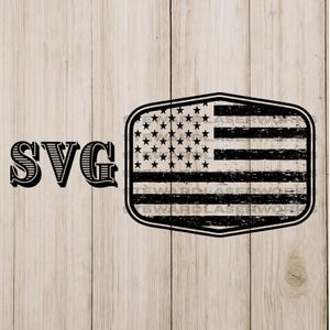 Könnte beinhalten: Schwarz-weiß SVG-Design mit einer verwitterten amerikanischen Flagge in einem abgerundeten Rechteck. Das Wort "SVG" befindet sich links von der Flagge in einer dekorativen Schriftart, vor einem Holzmaserungshintergrund.