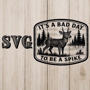 Puede incluir: Diseño SVG en blanco y negro que presenta un ciervo en una escena de bosque, con el texto "IT'S A BAD DAY TO BE A SPIKE". La palabra "SVG" también está incluida en el diseño. El diseño está sobre un fondo de vetas de madera.
