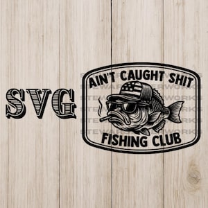 Peut inclure: Conception SVG en noir et blanc représentant un poisson portant des lunettes de soleil et un chapeau avec un motif de drapeau américain, fumant une cigarette. Le texte indique "AIN'T CAUGHT SHIT FISHING CLUB" et "SVG".