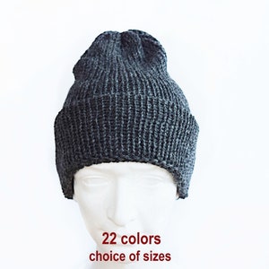 Könnte beinhalten: Eine dunkel anthrazitfarbene Strickmütze mit einem breiten, umgeschlagenen Rand. Die Mütze wird auf einem weißen Schaufensterpuppenkopf präsentiert. Der Text am unteren Bildrand lautet 22 colors choice of sizes. Die Strickstruktur ist deutlich erkennbar.