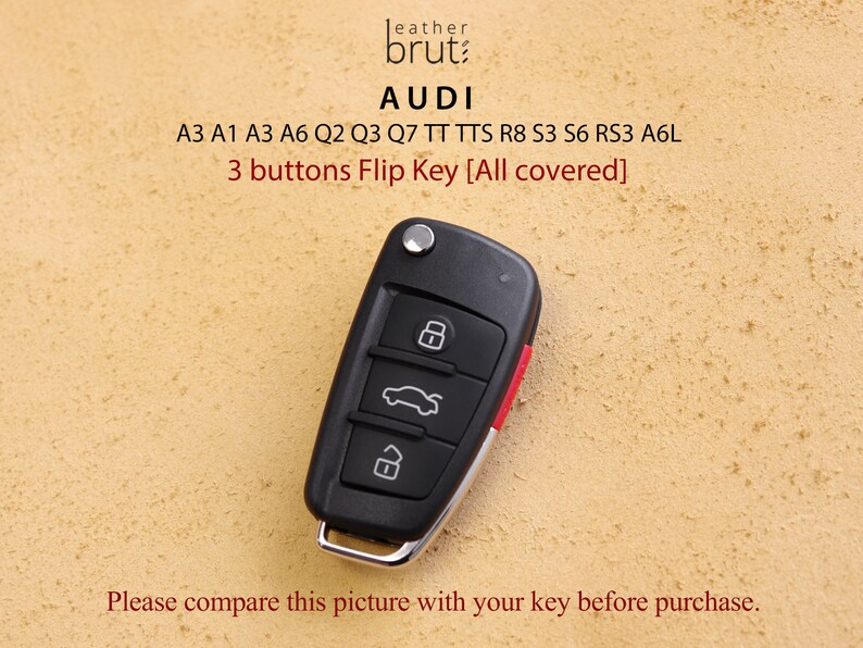 Pu&ograve; includere: Chiave per auto Audi nera con tre pulsanti. La chiave ha un anello in metallo argentato e un accento rosso. Il testo sulla chiave dice "Audi" e "3 buttons Flip Key [All covered]".