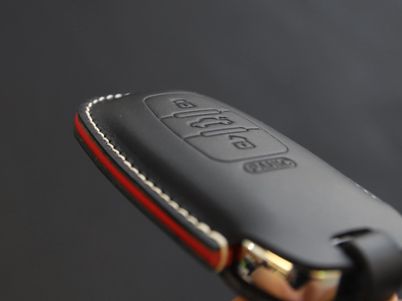 HIBEYO Intelligente Schlüsselhülle passt für Audi Autoschlüssel Hülle Leder  Schutzhülle für Audi A6L A6 A7 A8 Q7 Q8 E-Tron 3-Tasten  Autoschlüsselabdeckung Mit Schlüsselbund Schlüsseletui-A Schwarz:  : Elektronik & Foto