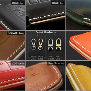 Pu&ograve; includere: Primo piano di diversi copri chiavi in pelle di diversi colori, tra cui nero, marrone, rosso, arancione, giallo, rosa e blu navy. Le cover hanno un dettaglio di cucitura bianca e sono mostrate con due diverse opzioni di hardware: argento e oro.