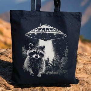 Torba z płótna bawełnianego z motywem szopa pracza i kosmity science fiction: wyjątkowy projekt artystyczny – prezent dla miłośnika zwierząt