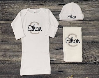 Personalize Boys nehmen nach Hause Set, Layette Kleid Beanie, Neugeborene na junge Krankenhaus Outfit, Kleinkind Kleid Hut, Monogramm kommen nach Hause Set, junge Dusche Geschenk