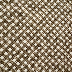 Pode incluir: Close-up de um tecido com um padrão de grade marrom sobre um fundo branco. A grade é formada por linhas que se cruzam, criando uma aparência texturizada e tecida. O design é simples e geométrico, adequado para várias aplicações têxteis.