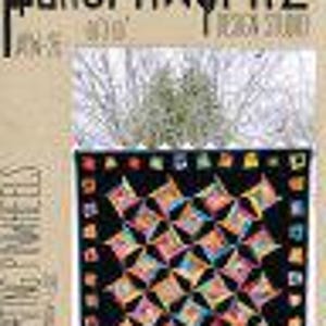 Könnte beinhalten: Ein Quiltmuster mit schwarzem Hintergrund und bunten Quadraten, die in einem geometrischen Muster angeordnet sind. Das Muster heißt "Distorted Lattice" und stammt von PatternWorkz.