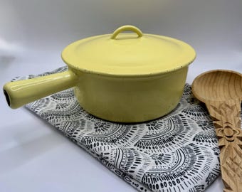 Vintage geel geëmailleerde gietijzeren steelpan met deksel Franse landelijke keukeninrichting