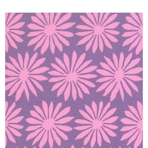 Pode incluir: Um tecido roxo com um padrão floral rosa. O tecido é chamado "Kaffe Fassett - Artisan - Gerbera - Lilac". O preço é de $ 11,50 por jarda.