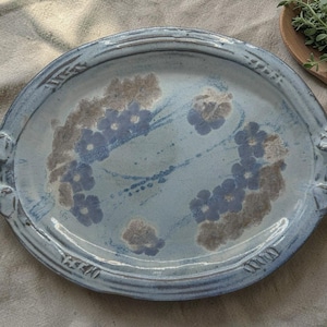 Grote studio aardewerk schaal kristallijn glazuur blauw grijs bloemen gesigneerd