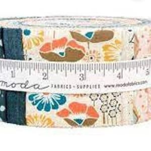 Pode incluir: Um rolo de tiras de tecido com um padrão floral em tons de verde-azulado, laranja, amarelo e castanho. O tecido é embrulhado com uma fita métrica branca. O design floral inclui flores e folhas estilizadas. A fita diz "moda FABRICS SUPPLIES".