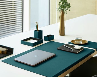 Schreibtischunterlage aus echtem Leder Türkisgrün Blau. Innenseele aus Stahl mit L-geformtem Vorderprofil, rutschfester Boden. Made in Italy