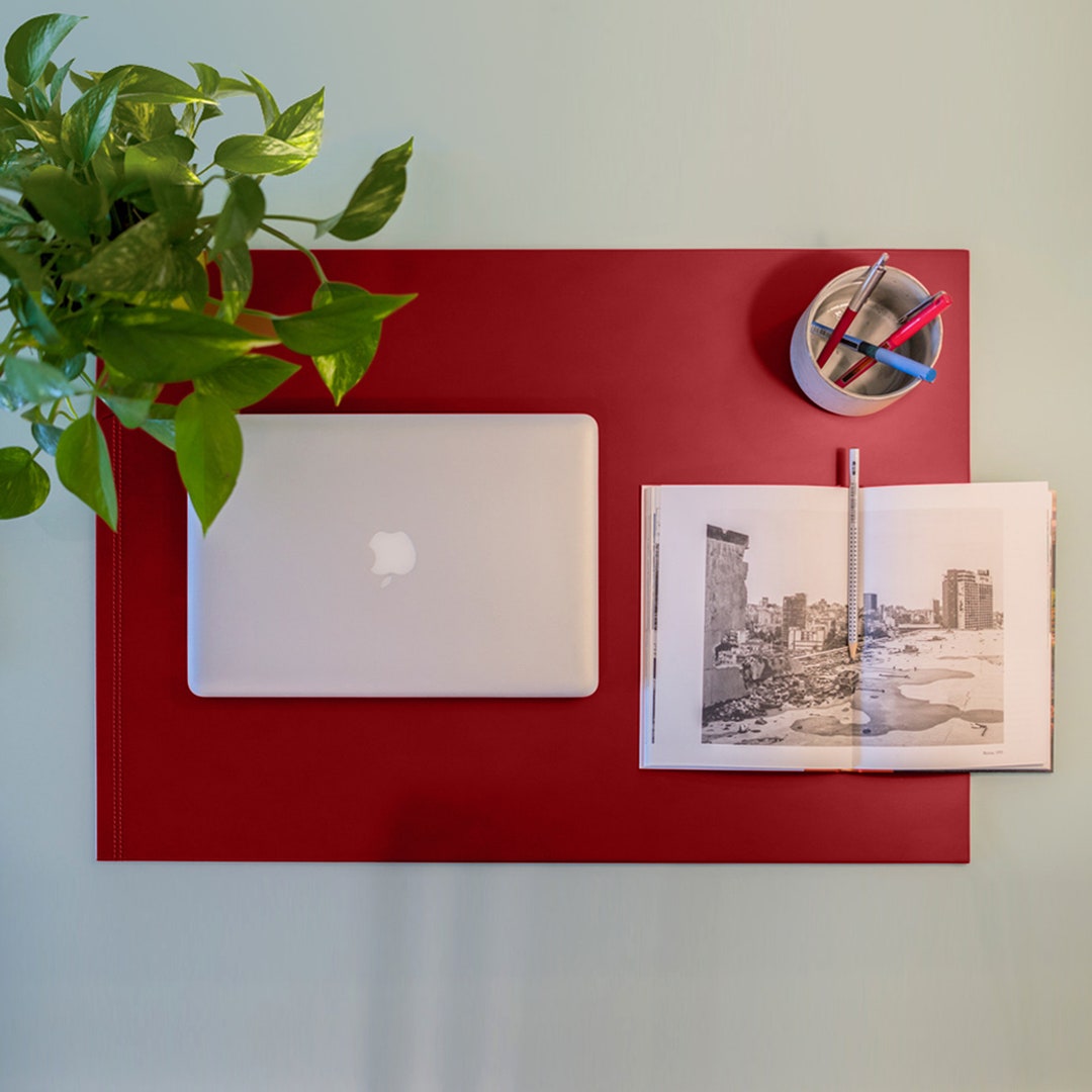 Schreibtischunterlage aus Leder Ferrari Rot. Aufbau aus Stahl,  handwerkliche Nähte und rutschfester Boden Schreibunterlage Büro Rot -   Österreich