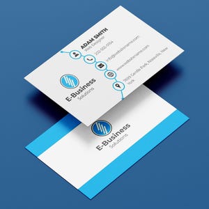 Könnte beinhalten: Zwei rechteckige Visitenkarten in Weiß und Blau. Die obere Karte zeigt den Namen Adam Smith, die Berufsbezeichnung Web Designer, Kontaktdaten und das E-Business Solutions Logo. Die untere Karte zeigt das gleiche blaue Logo.