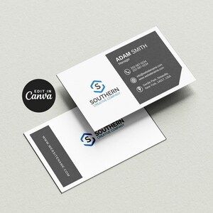 Pode incluir: Dois cartões de visita retangulares com um esquema de cores branco e cinza escuro. Os cartões exibem o texto Adam Smith, Manager, Southern Creative Company e detalhes de contato, incluindo números de telefone, e-mail e um endereço físico em Nova York.