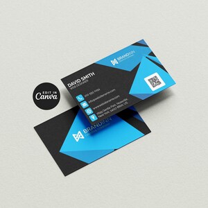 Puede incluir: Dos tarjetas de visita rectangulares con un diseño geométrico en negro y azul brillante. La tarjeta superior muestra el nombre David Smith, Web Designer, datos de contacto, un código QR y el logotipo de Brandinn Creative Company en blanco.