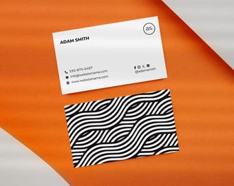 Puede incluir: Una tarjeta de visita blanca con texto negro. El texto dice "ADAM SMITH" e incluye información de contacto, una dirección de sitio web y nombres de usuario de redes sociales. La tarjeta también tiene un pequeño círculo con las letras "as." en él. La tarjeta está sobre una superficie naranja brillante.