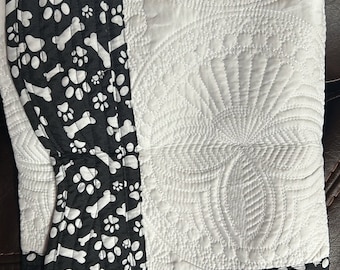 PAWPRINT  36 x 46 small Heirloom Quilt Blanket Puppy Dog Lover